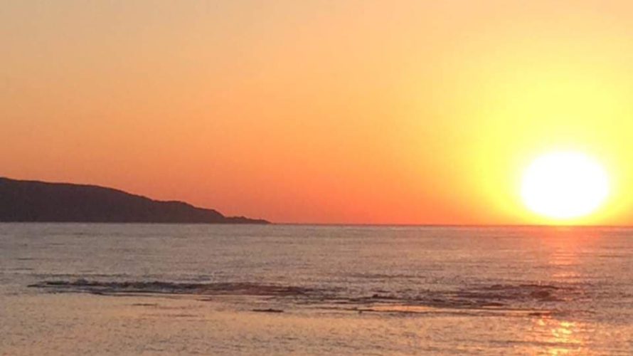 小西正尚が撮影した寿都湾に沈む赤い夕日の風景